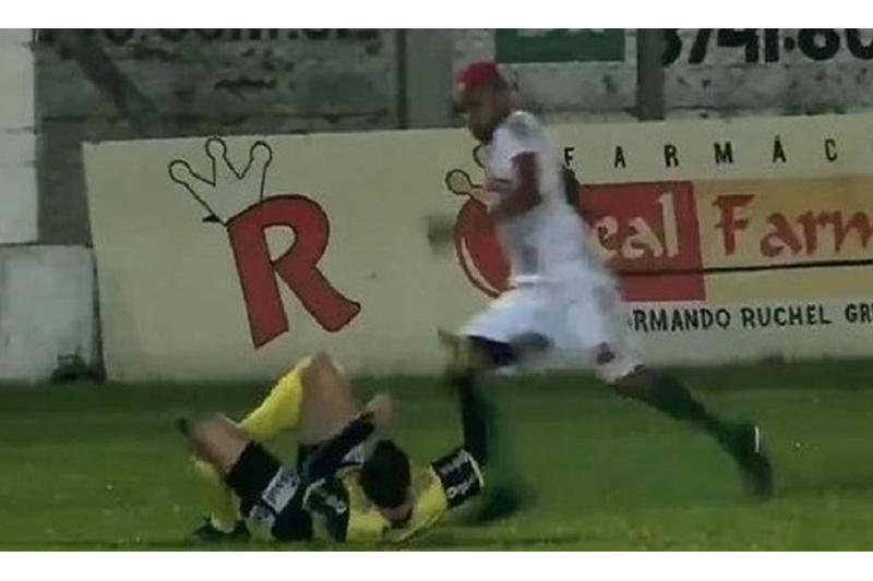 فيديو مروع.. اتهام لاعب برازيلي بمحاولة قتل حكم في الملعب