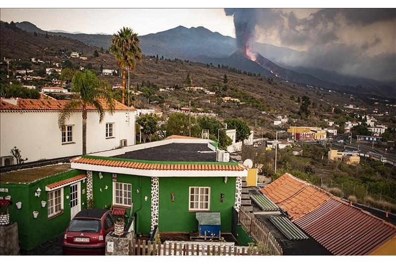 إنهاء إغلاق بجزيرة لا بالما الإسبانية بعد انقشاع سحابة دخان بركاني