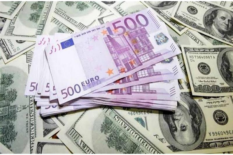 الدولار ينخفض واليورو يصعد بعد قرار المركزي الأوروبي