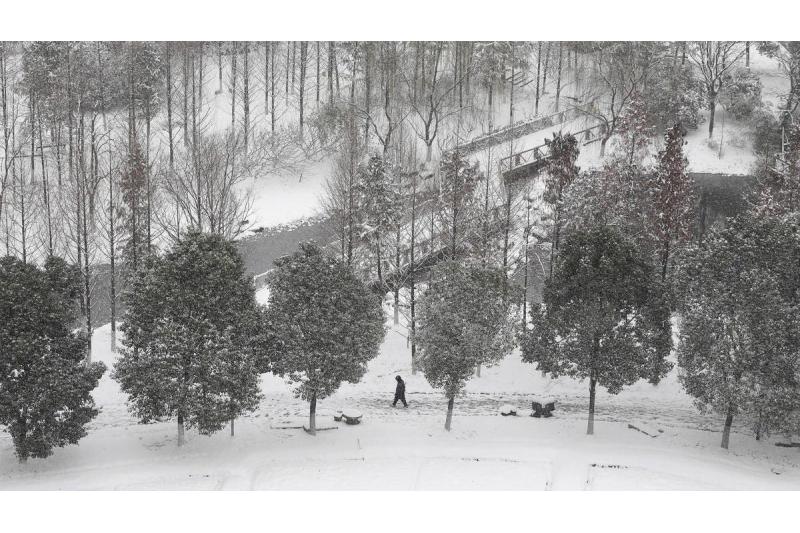 الصين تحذر من عواصف ثلجية شتوية والبرد يجتاح البلاد