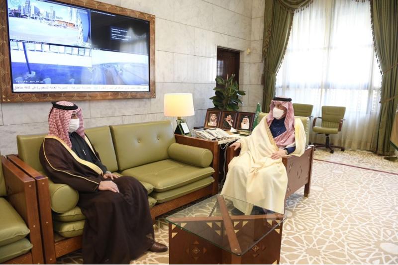 أمير منطقة الرياض يجتمع مع سفير دولة قطر
