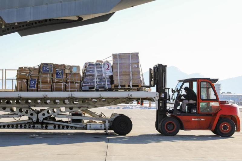 طائرة قطرية تحمل مساعدات إنسانية تصل إلى كابول