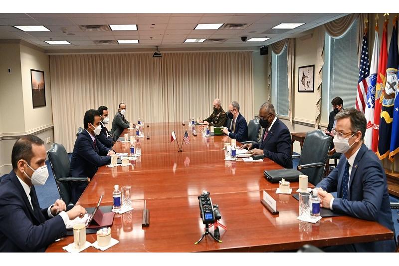 سمو الأمير المفدى يجتمع مع وزير الدفاع الأمريكي