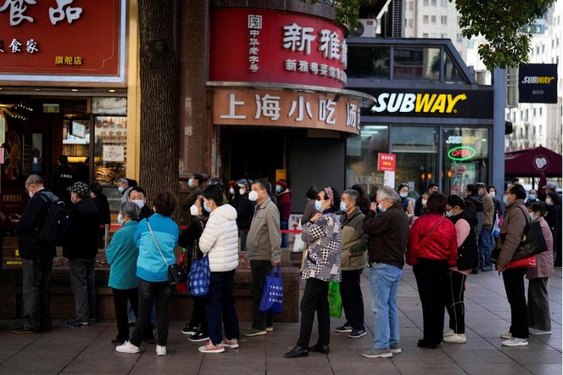 إصابات كورونا في شنغهاي تواصل الارتفاع ومشاكل إمدادات الغذاء مستمرة