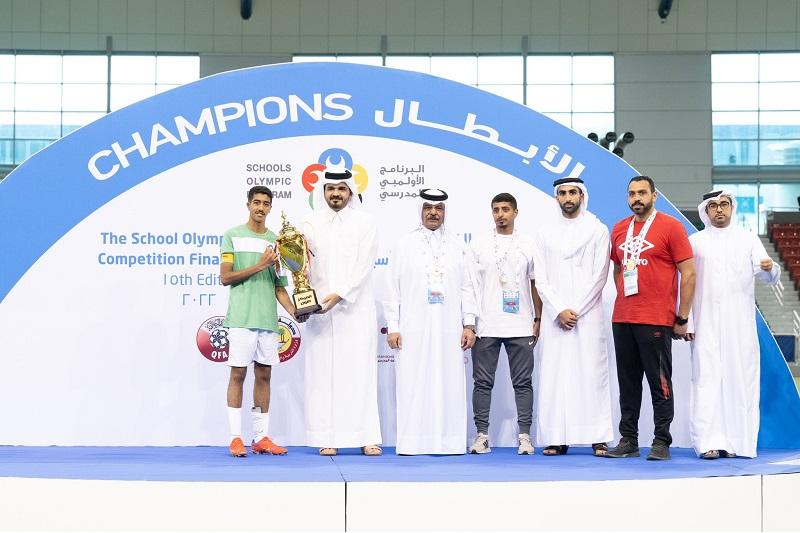 رئيس اللجنة الأولمبية القطرية يتوج الفائزين في منافسات البرنامج الأولمبي المدرسي