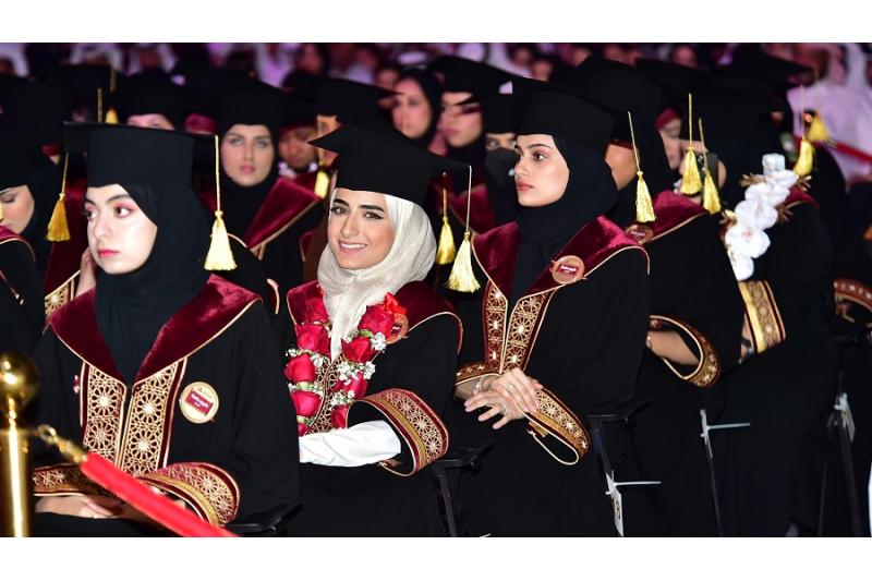 جامعة قطر تحتفل بتخريج 985 طالبة من كلية الآداب والعلوم دفعة 2022
