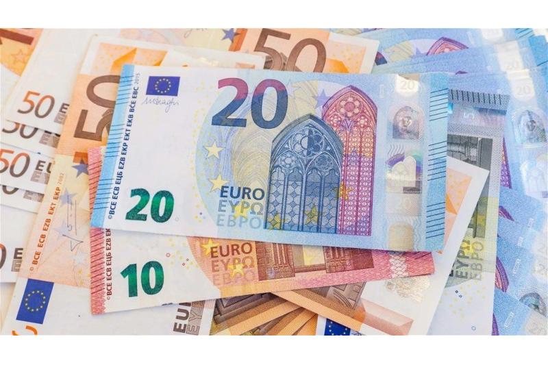 اليورو يهوي لأدنى مستوى في 20 عاما