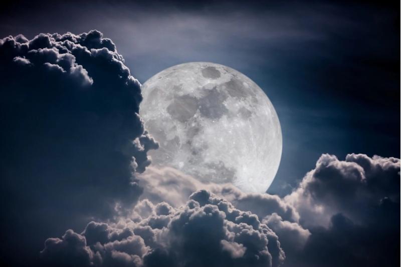 القمر العملاق يزين سماء قطر مساء غد الأربعاء