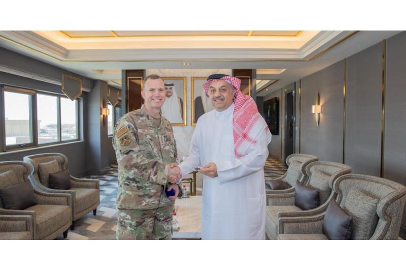 نائب رئيس مجلس الوزراء وزير الدولة لشؤون الدفاع يلتقي قائد القوات الجوية المركزية الأمريكية