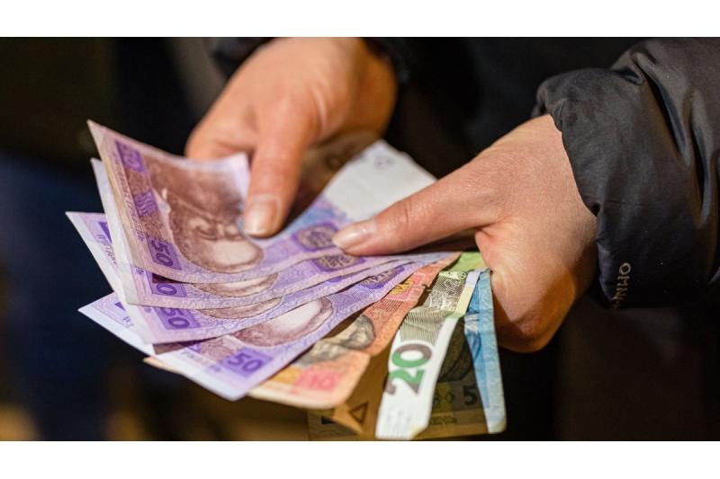 أوكرانيا تخفض قيمة عملتها بنسبة 25 بالمئة