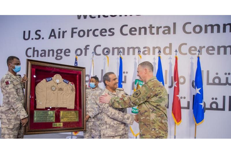 القيادة الجوية المركزية الأمريكية تحتفل بتسليم قيادتها الجديدة في دولة قطر