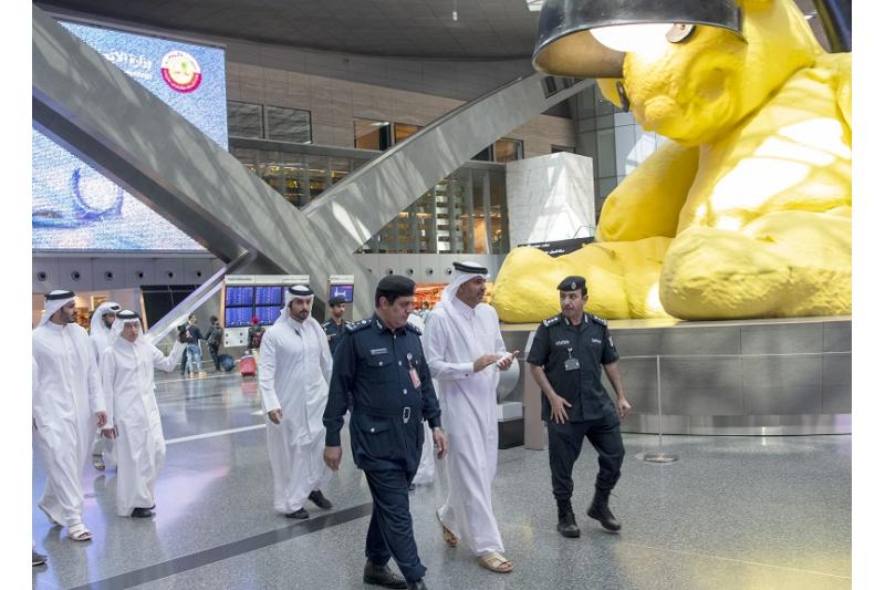 رئيس مجلس الوزراء يقوم بجولة في مطاري حمد والدوحة الدوليين
