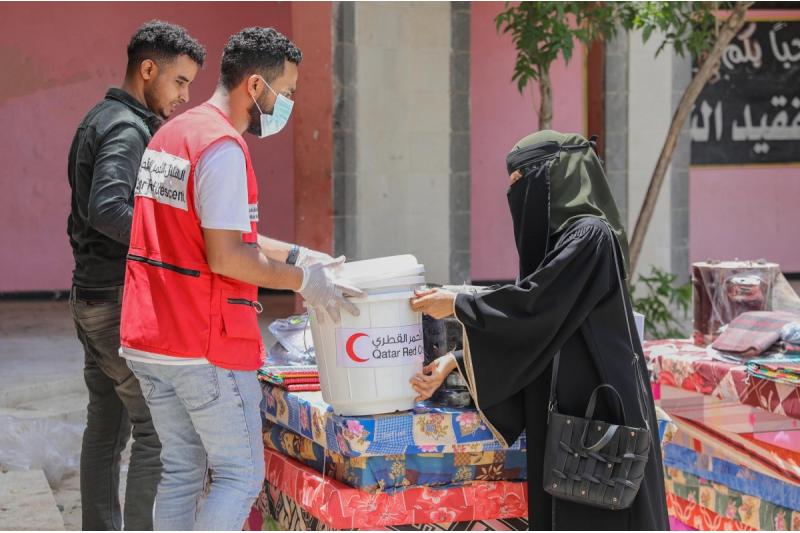 الهلال الأحمر القطري يوزع مساعدات للمحتاجين في اليمن
