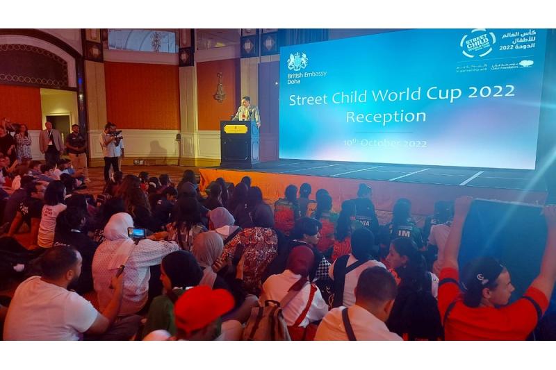 السفير البريطاني يرحب بالفرق المشاركة في بطولة كأس العالم لكرة القدم للأطفال