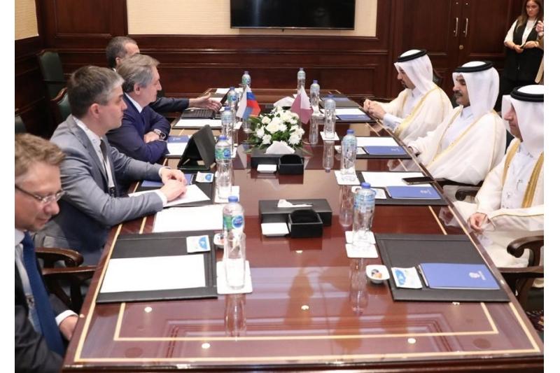 وزير الدولة لشؤون الطاقة يجتمع مع نظيره الروسي