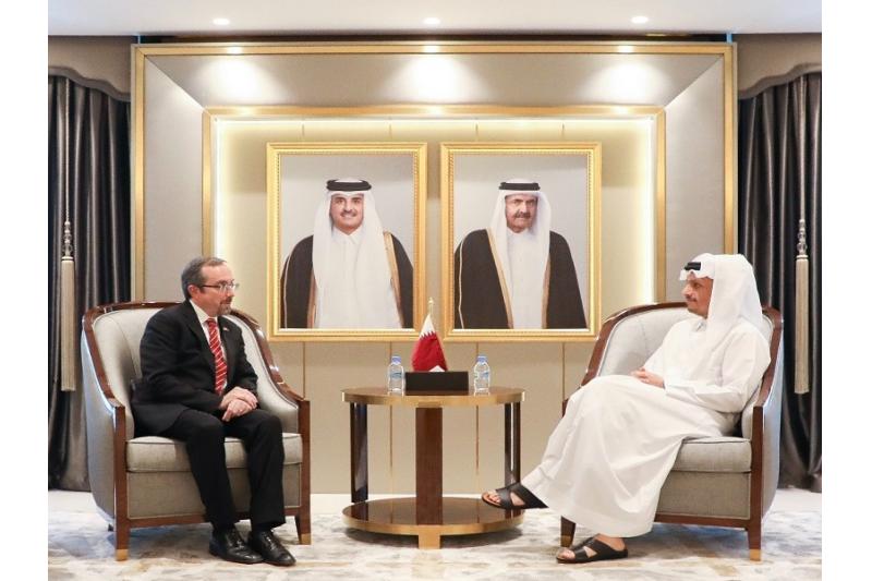 نائب رئيس مجلس الوزراء وزير الخارجية يجتمع مع مساعد وزير الخارجية الأمريكي لشؤون الإدارة