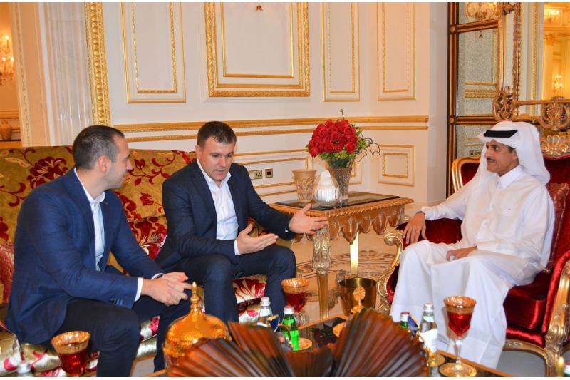 الشيخ الدكتور خالد بن ثاني يستقبل وزير السياحة والشباب الصربي