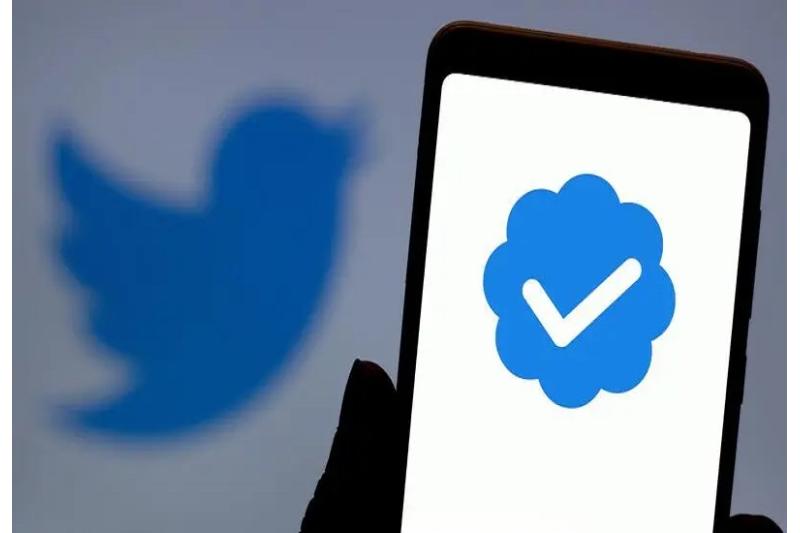 تويتر تطلق غدا الاثنين علامة التوثيق الزرقاء وتصدم مستخدمي آيفون