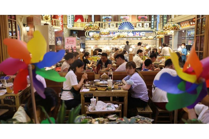 الصينيون يبدأون التخطيط للسفر بعد تخفيف المزيد من قيود كورونا