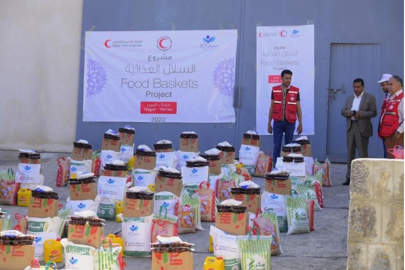 الهلال الأحمر القطري يبدأ توزيع مساعدات غذائية في 8 محافظات يمنية