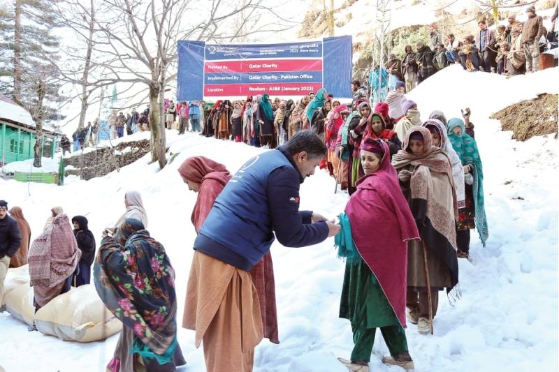 "قطر الخيرية" توزع الحقائب الشتوية على متضرري الثلوج بباكستان