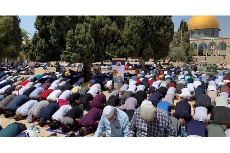 عشرات الآلاف من الفلسطينيين يؤدون صلاة الجمعة في رحاب المسجد الأقصى رغم إجراءات الاحتلال