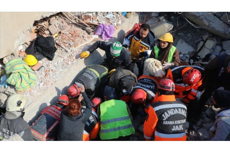 إنقاذ سيدة من تحت الأنقاض في تركيا بعد مضي 222 ساعة على الزلزال المدمر