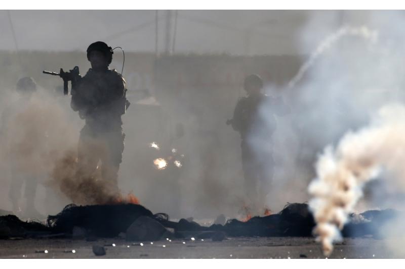 إصابة عشرات الفلسطينيين بالاختناق خلال مواجهات مع قوات الاحتلال في الخليل