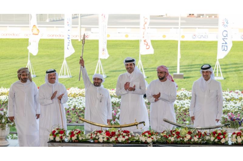 الأمير يتوج الفائزين في ختام مهرجان الهجن العربية الأصيلة على سيف سموه