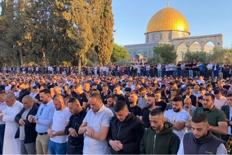 عشرات الآلاف من الفلسطينيين يؤدون صلاة الجمعة في المسجد الأقصى