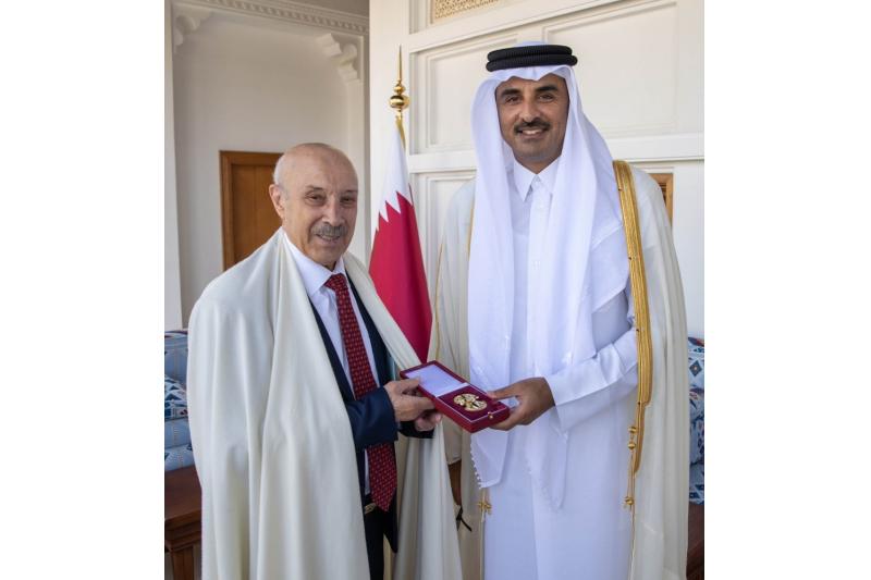 سمو الأمير يمنح السفير الجزائري وسام الوجبة