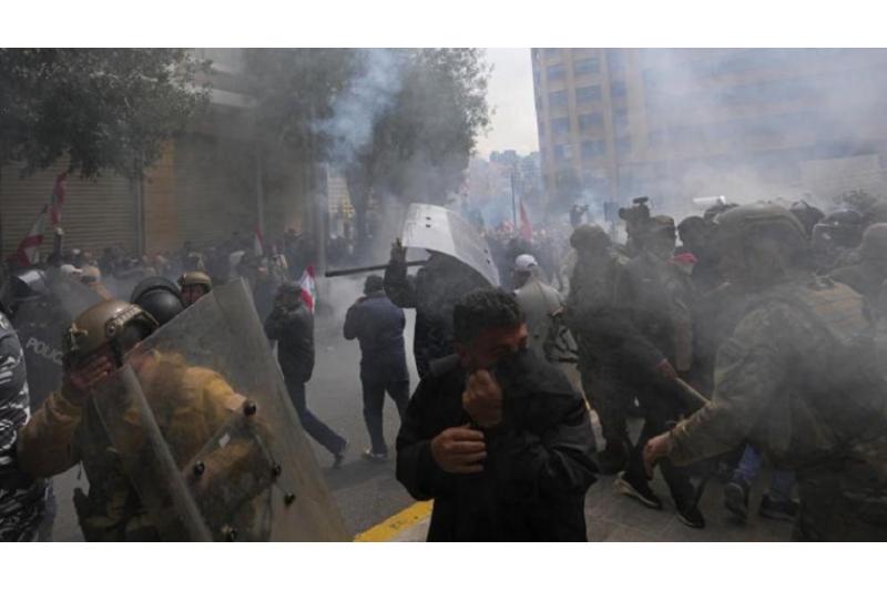 الأمن اللبناني يستخدم قنابل الغاز لتفريق محتجين في بيروت