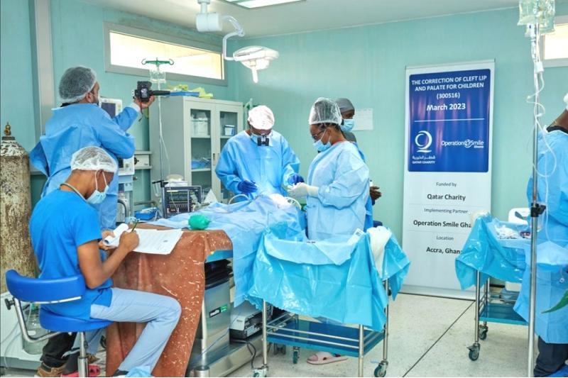 "قطر الخيرية" تجري عمليات جراحية لعشرات من مرضى العيون والشفة الأرنبية في غانا