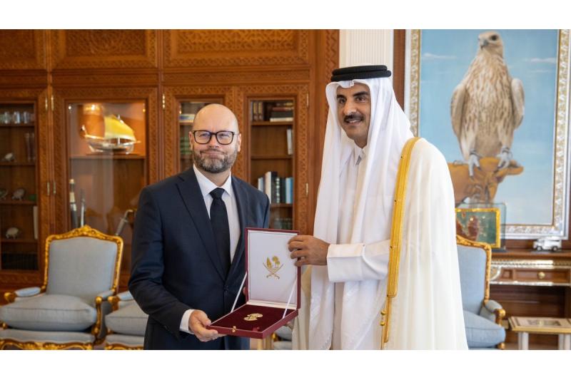 سمو الأمير يمنح السفير الأسترالي وسام الوجبة