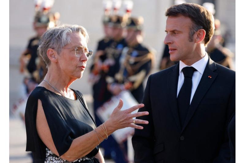 الرئيس الفرنسي يقرر الإبقاء على رئيسة الوزراء في منصبها