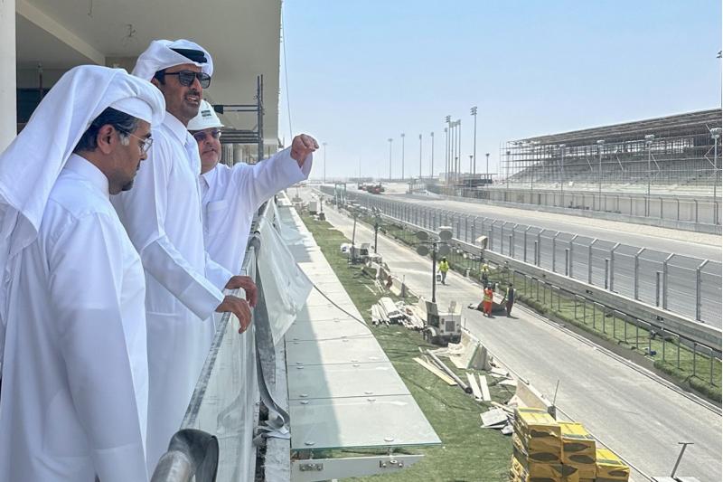 سمو الأمير يزور حلبة لوسيل الدولية