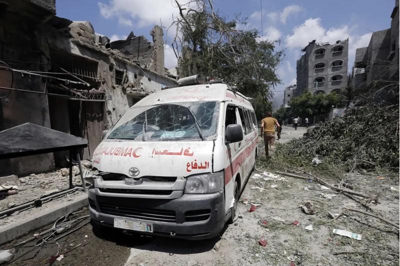 غزة ..تحذير فلسطيني من خطورة الوضع الصحي في القطاع واستهداف إسرائيلي لسيارات الإسعاف