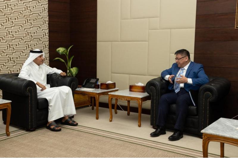 رئيس المؤسسة القطرية للإعلام يجتمع مع القائم بالأعمال الصيني