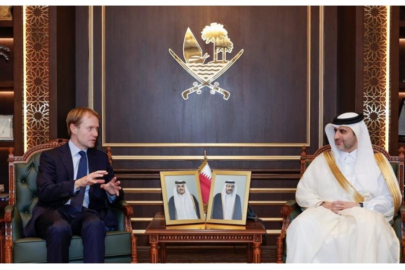 محافظ مصرف قطر المركزي يجتمع مع سفير فرنسا