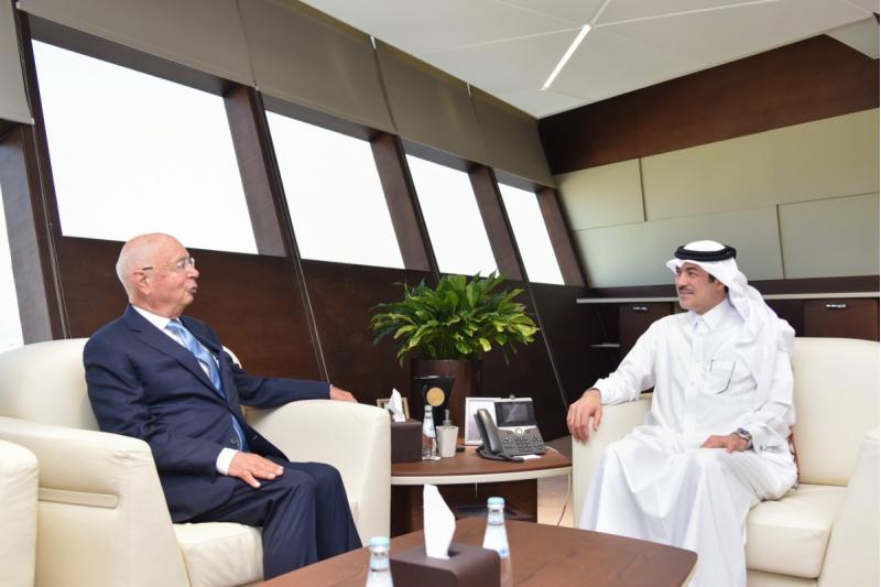 رئيس مجلس إدارة هيئة المناطق الحرة يجتمع مع رئيس ومؤسس المنتدى الاقتصادي العالمي