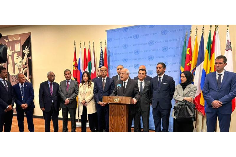 المندوب الدائم لدولة قطر لدى الأمم المتحدة تشارك في وقفة إعلامية عقب اعتماد مشروع قرار حول حماية المدنيين في غزة