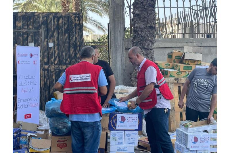 الهلال الأحمر يتابع توزيع وتوريد المساعدات الإنسانية في غزة