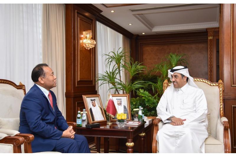 وزير العمل يجتمع مع سفير كمبوديا