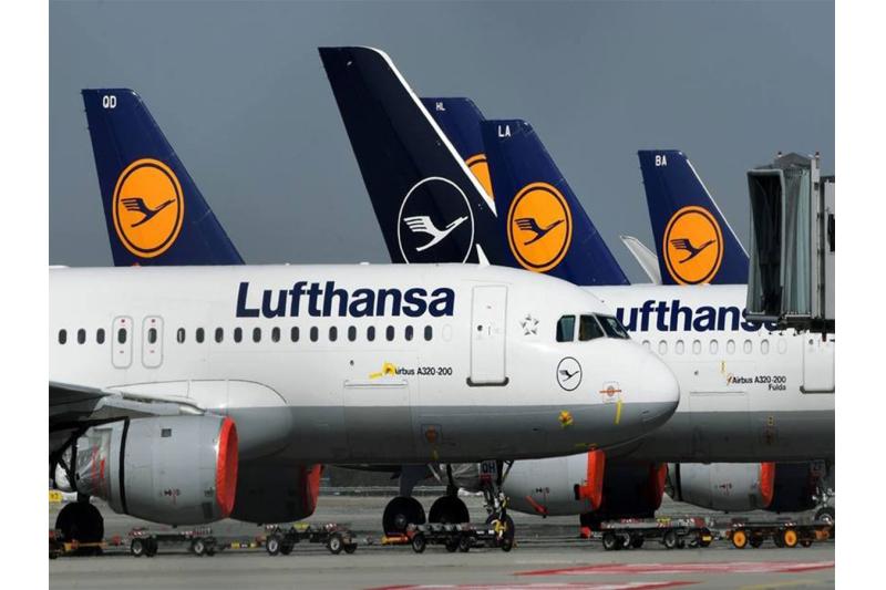 "لوفتهانزا" الألمانية تتوقع إلغاء 400 رحلة بسبب إضراب المضيفين الجويين