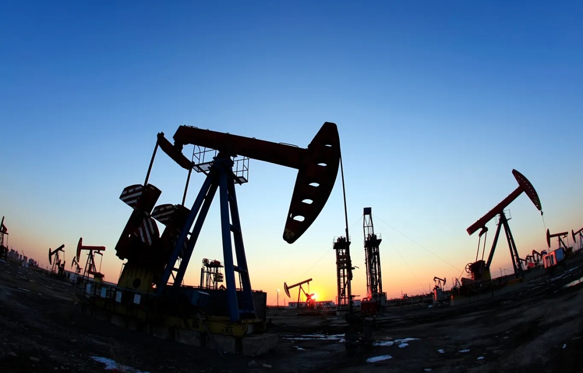 النفط يرتفع بدعم من تهدئة التوترات التجارية رغم زيادة المخزونات الأمريكية