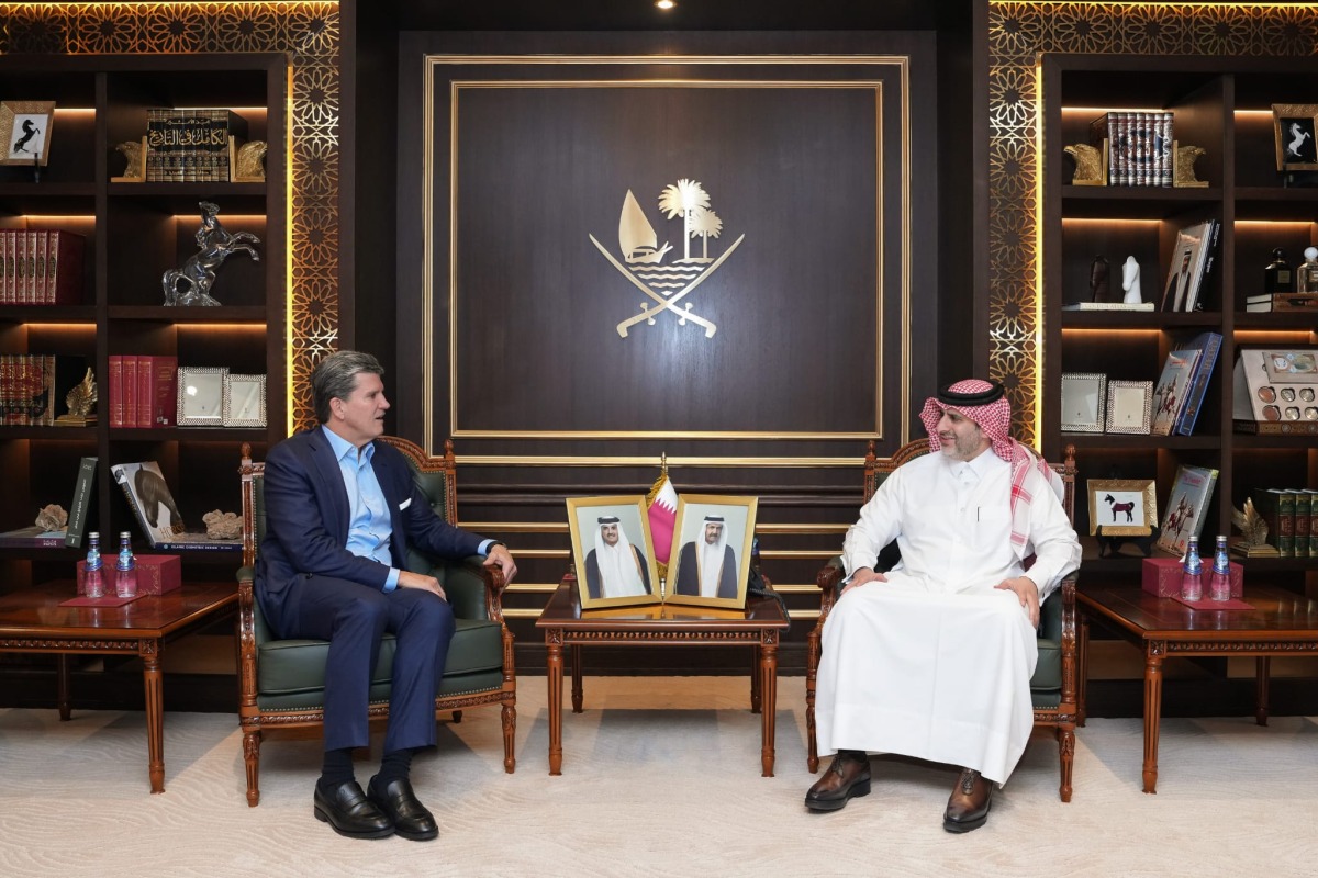 محافظ مصرف قطر المركزي يجتمع مع رئيس مجلس إدارة شركة جنرال أتلانتيك