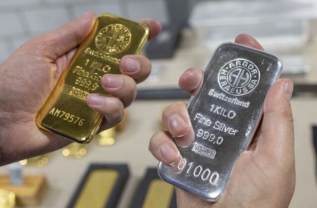 تراجع حاد في أسعار الذهب والفضة بسبب موجة بيع واسعة النطاق وارتفاع الدولار