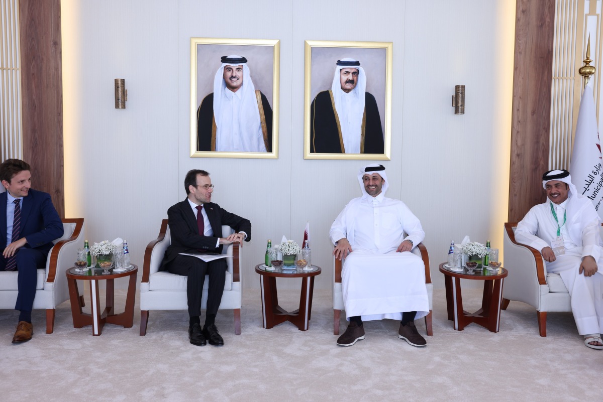 وزير البلدية يلتقي السفير الفرنسي على هامش معرض قطر الزراعي الدولي 2026