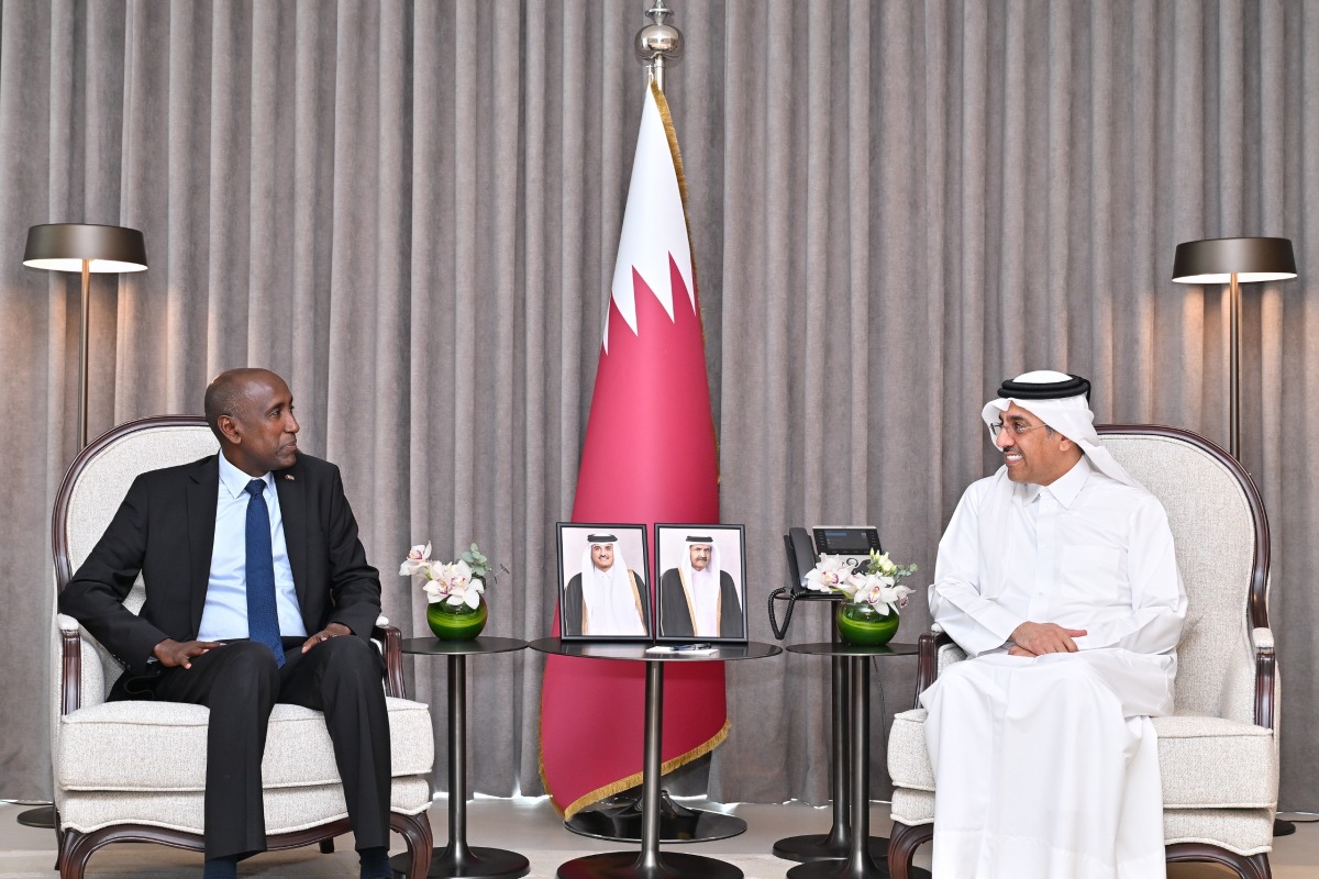 وزير العمل يجتمع مع السفير الكيني