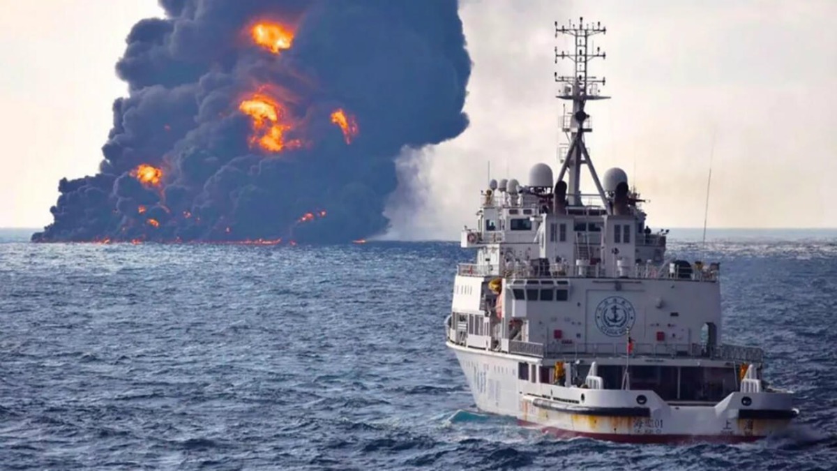 غرق ناقلة نفط بعد استهدافها في مضيق هرمز